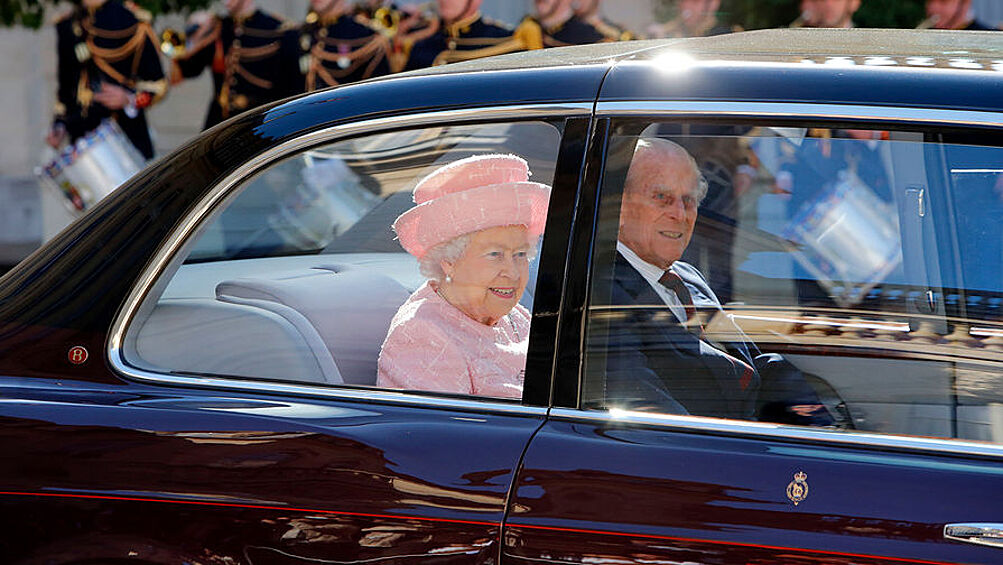 Королева Великобритании Елизавета II и герцог Эдинбургский Филипп около Елисейского дворца в Париже после встречи с французским президентом, 2014 год