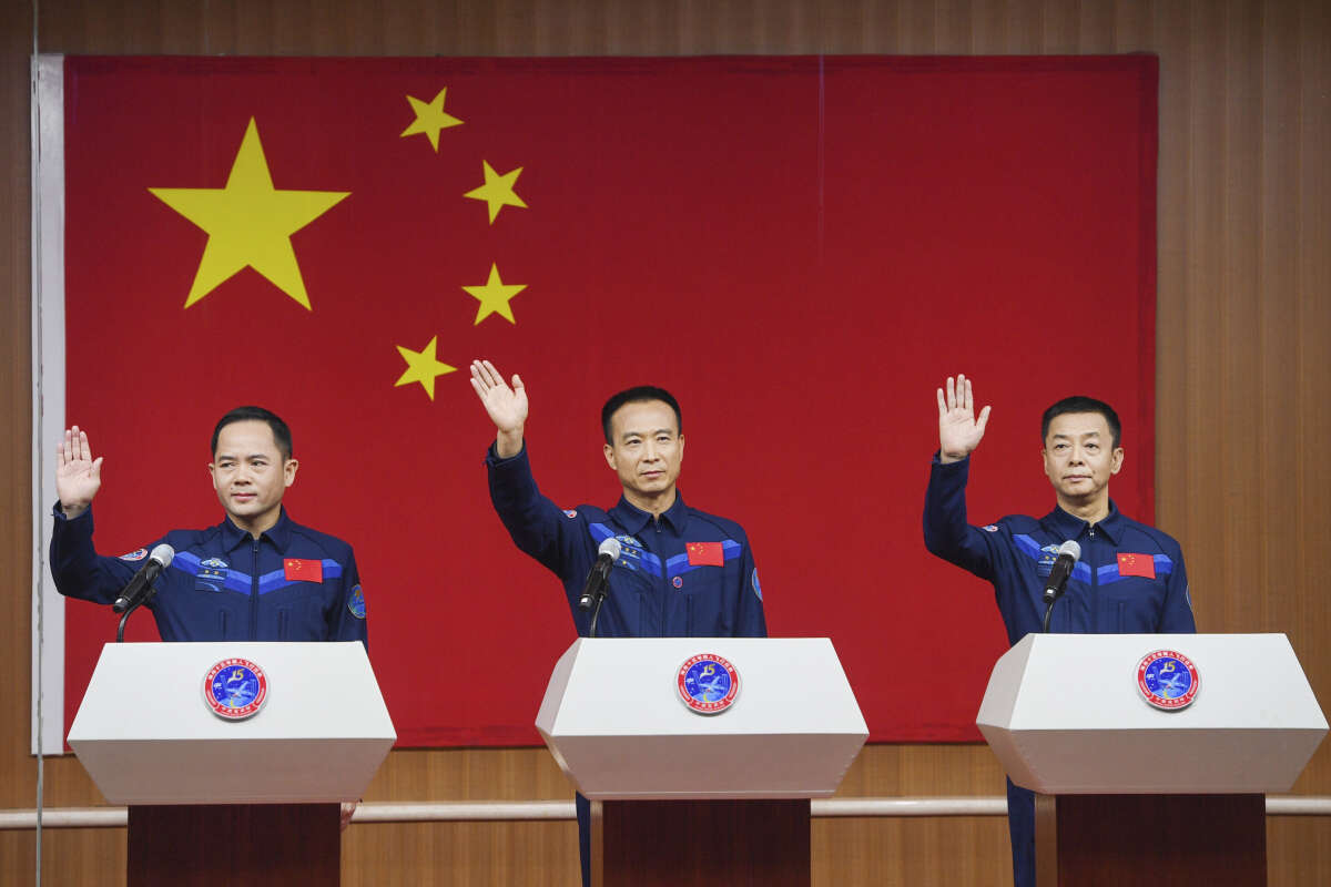 Во вторник «Шэньчжоу-15» доставит на китайскую космическую станцию трех тайконавтов