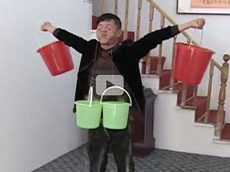 В Китае мужчина поднимает ведра с водой с помощью век. Видео