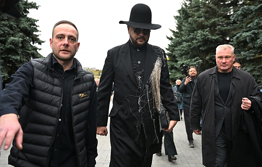 Певец Филипп Киркоров на церемонии прощания с артистом Борисом Моисеевым на Троекуровском кладбище, 2 октября 2022 года