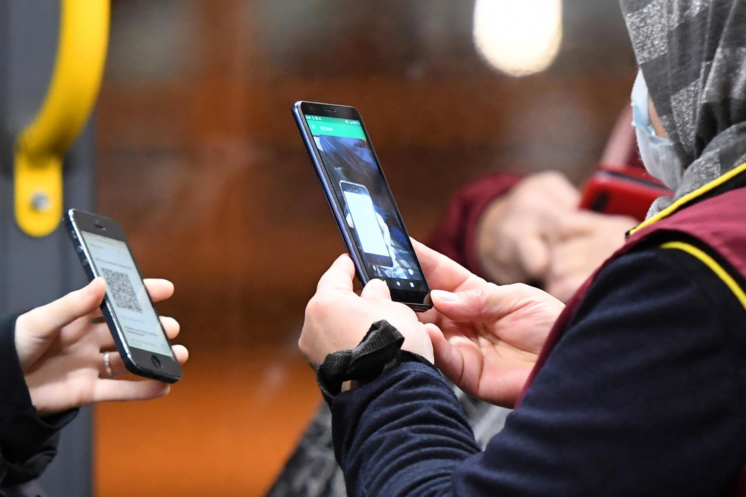 Известия: мошенники начали массово обманывать россиян при помощи QR-кодов