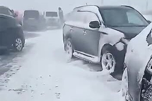 Появилось видео с места массового ДТП на российской трассе с участием 22 машин