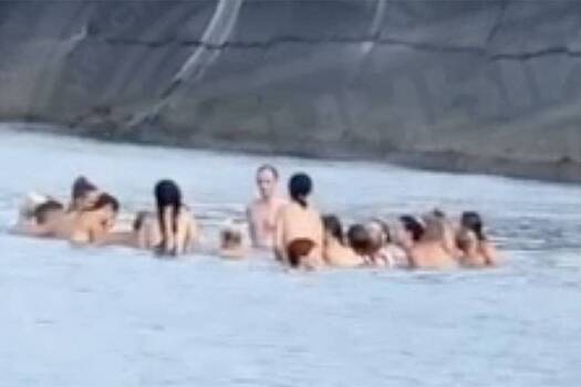 Туристы устроили голый заплыв на пляже в Сочи и попали на видео