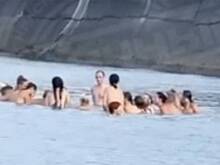Туристы устроили голый заплыв на пляже в Сочи и попали на видео