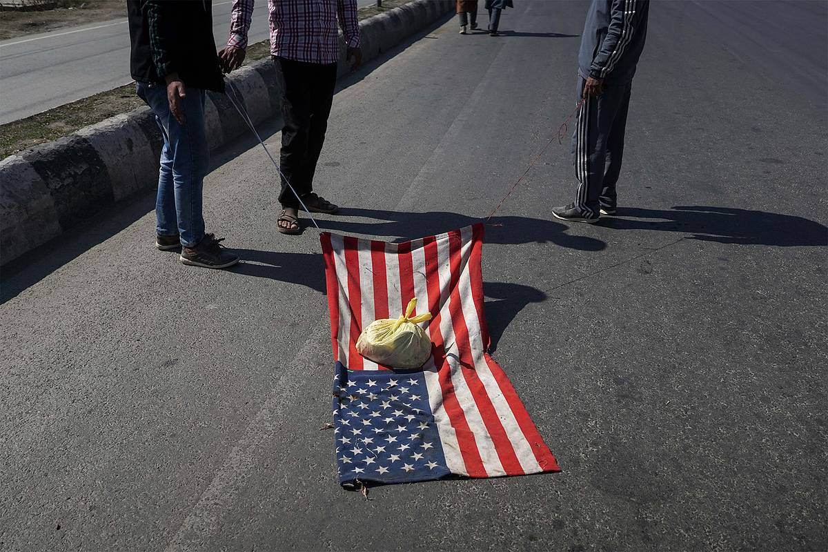 США опустились ниже России по уровню мирового одобрения