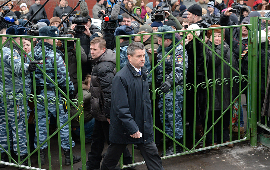 В Москве был введен план «Ураган-2», позволяющий силовикам стрелять на поражение в случае угрозы для жизни заложников при их освобождении. Территория школы была оцеплена плотным кольцом полиции. 