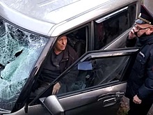 "Меня на капот подбросило": машина въехала в толпу в РФ