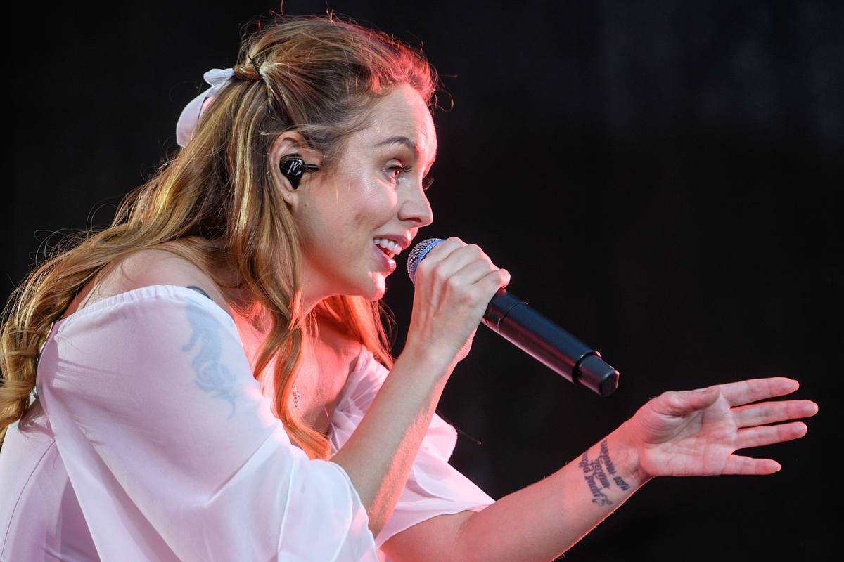 Певица МакSим провела гендер-пати на концерте