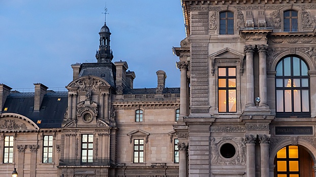 Названы две основные версии ограбления в Лувре