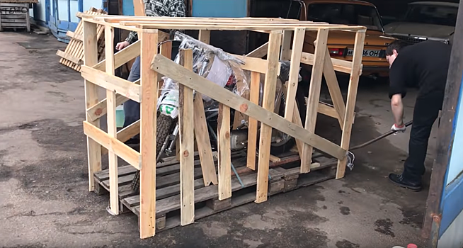 Привет из 1991 года: в гараже нашли коробку с редким мотоциклом