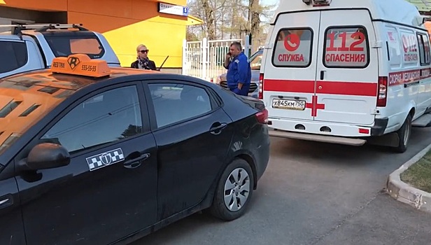 Таксист на полчаса заблокировал машину скорой помощи в Подмосковье. Видео
