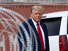 Песков назвал подход Трампа к политике решением «через коленку»