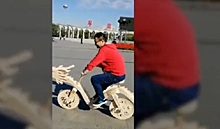 Китаец сделал велосипед из палочек от мороженого