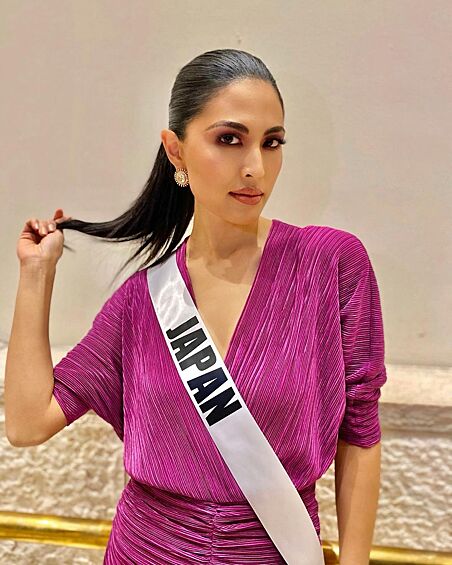 Как указали комментаторы, кимоно заправлено на левую сторону, что принято в Японии для похоронных церемоний. Так заправляют кимоно у покойников. 