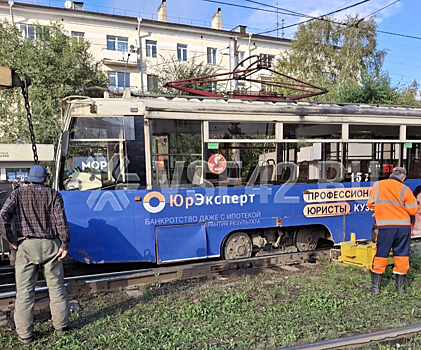 Сошедший с рельсов трамвай парализовал движение на правый берег в Кемерове