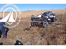 На Урале Kia врезалась в грузовик и вылетела с дороги