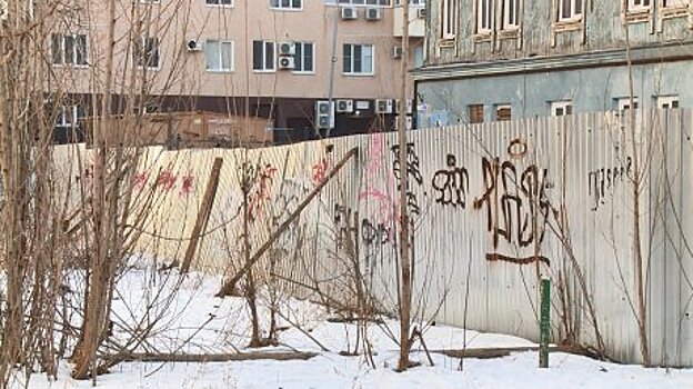 На улице Плеханова рисунок на заборе поверг людей в шок