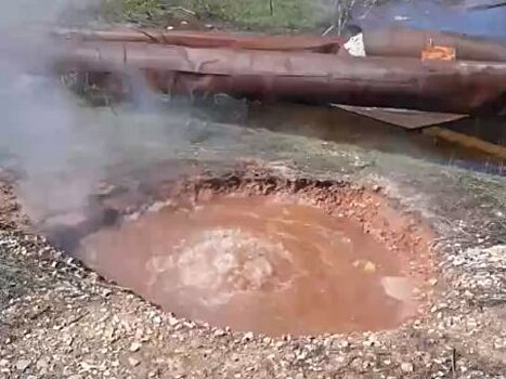 У железнодорожных путей в Балакове появился коммунальный «гейзер»