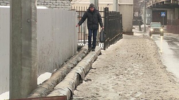 На Гагарина пешеходы взбираются на коммуникации, чтобы не промочить ноги