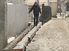 На Гагарина пешеходы взбираются на коммуникации, чтобы не промочить ноги