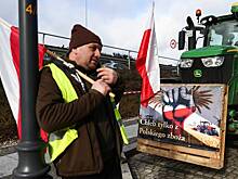 Польские фермеры засыпали железную дорогу украинским зерном