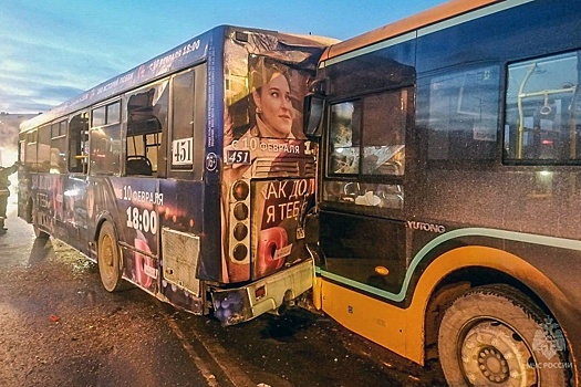 В Омске в массовом ДТП с автобусами пострадали 11 человек