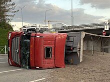 В Казани на Вишневского перевернулся грузовик, водитель госпитализирован