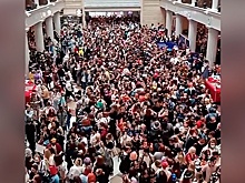 Опубликовано видео с актером, покидающим давку на автограф-сессии в ЦДМ