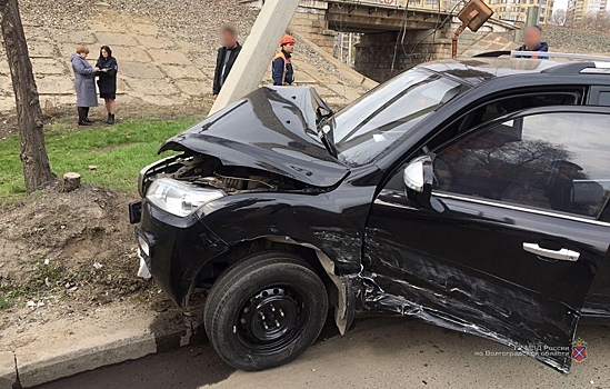 В Волгограде по вине девушки-водителя Lifan влетел в столб: 2 пострадали