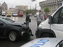 Иномарка сбила двух пешеходов у Законодательного собрания