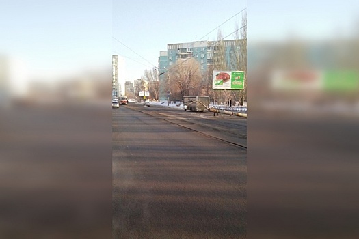 В Самаре на Пензенской автобус снёс световую опору