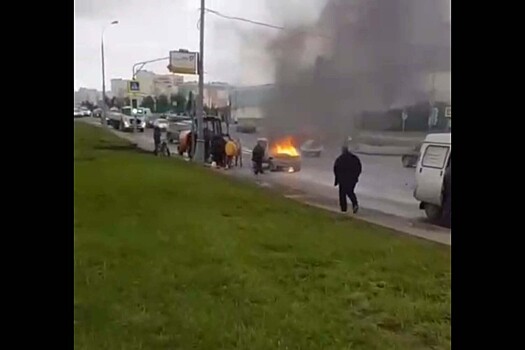 Загоревшийся в Москве автомобиль потушили проезжающие мимо водители
