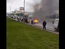 Загоревшийся в Москве автомобиль потушили проезжающие мимо водители