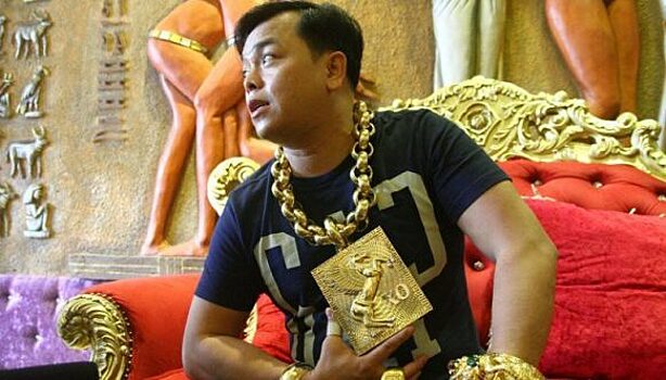 Золото, а не человек: вьетнамский бизнесмен носит на себе 13 кг украшений