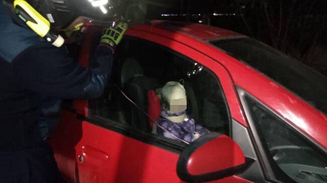Подмосковные спасатели вытащили из машины запертую двухлетнюю девочку