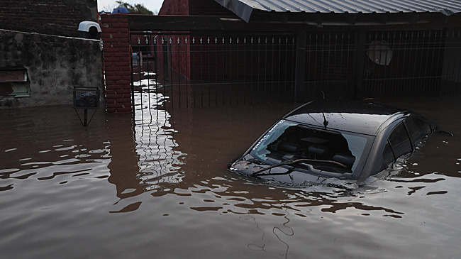 После нескольких дней штормов и ливней ушла под воду провинция в Аргентине