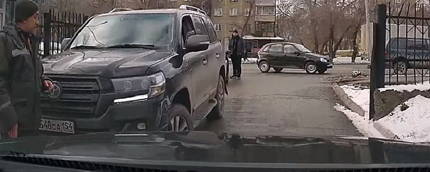 Житель Новосибирска на Toyota Land Cruiser едва не задавил охранника на въезде в больницу