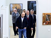 Полпред Артем Жога посмотрел фотовыставку фронтовых корреспондентов "РГ"