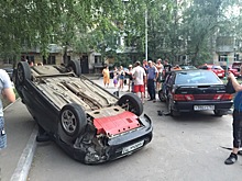 «Решил дрифтануть»: в Самаре «Приора» перевернулась на крышу после столкновения с «пятнадцатой»