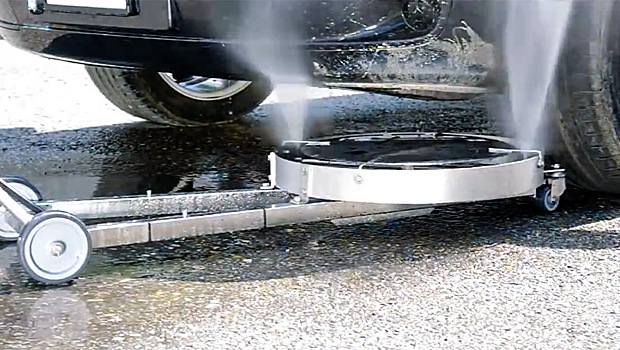 Эта простая вещица в два счета отмоет днище авто