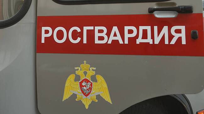 Росгвардейцы задержали пьяного мужчину при попытке взлома дверей магазина на юге Москвы