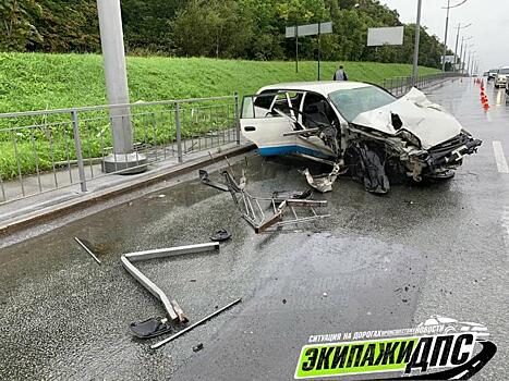 Во Владивостоке водитель врезался в леера