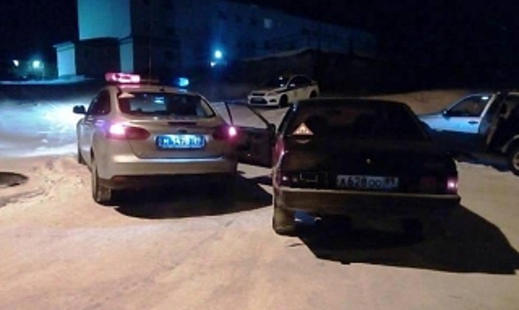 В Ноябрьске оставленная без водителя машина покатилась и наехала на пешехода