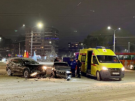 У «Золотого кольца» во время снегопада «поцеловались» «Ниссан» и «ВАЗ»