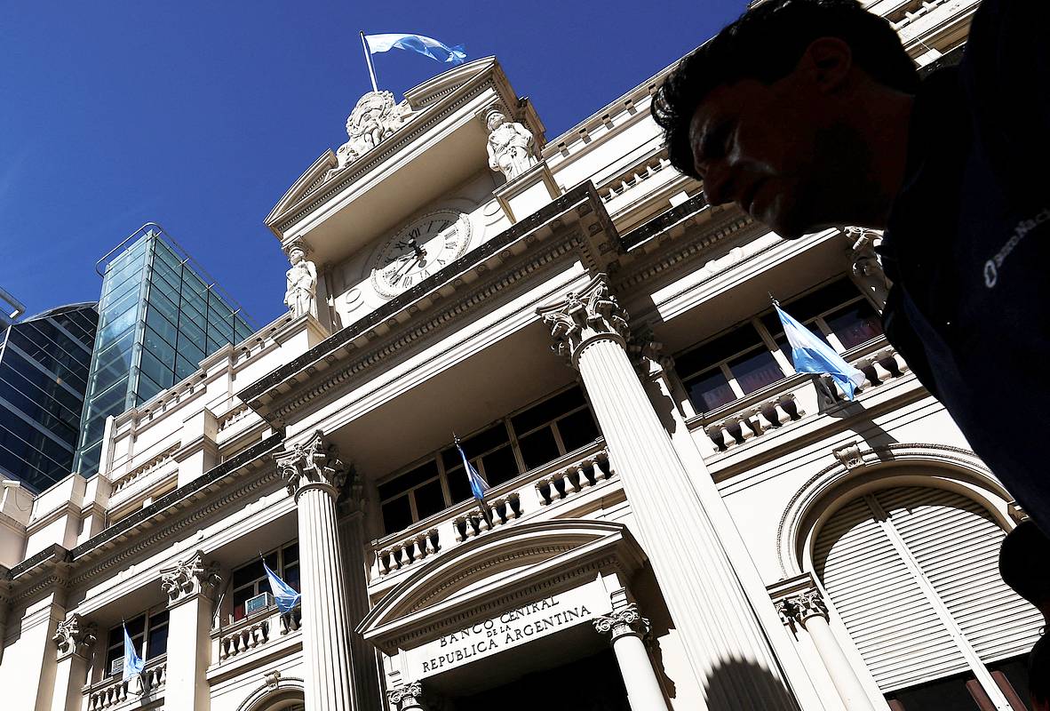 ЦБ Аргентины снизил ключевую ставку на фоне четырехкратного роста цен