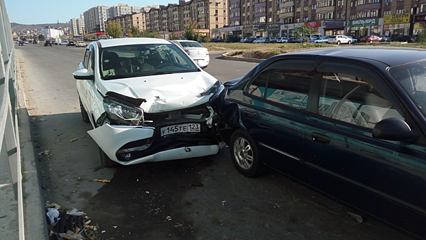 В Анапе в одном ДТП столкнулись 4 автомобиля (видео)