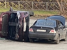 Автомобиль опрокинулся на бок в Кемерове