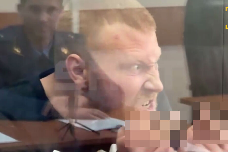 Уфимец, выбросивший из окна трехлетнюю дочь, гримасничал в суде