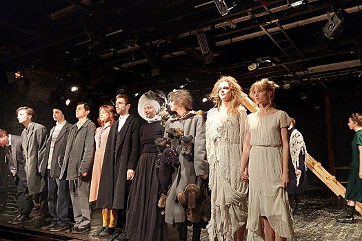 Молодые актеры сыграли детей, стариков и Матерь Божью, покинувшую икону