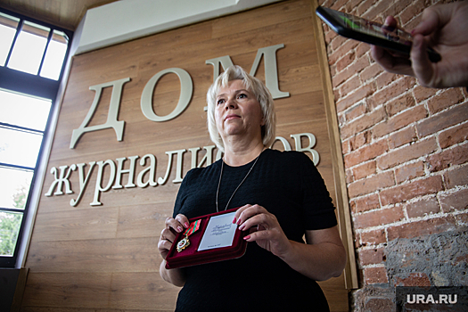 Матери погибшего на СВО военкора Журавлева вручили его орден